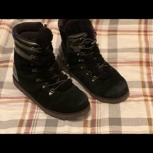 UGG Women’s Viki waterproof, size 4 big girls - fitting women size 6